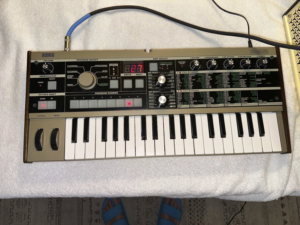 Korg microKORG 37-Key Synthesizer Vocoder w/ Gooseneck Microphone Effects