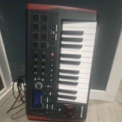 Novation Impulse 25 25-Key Semi-Weighted MIDI Keyboard Controller w Pads/Knobs