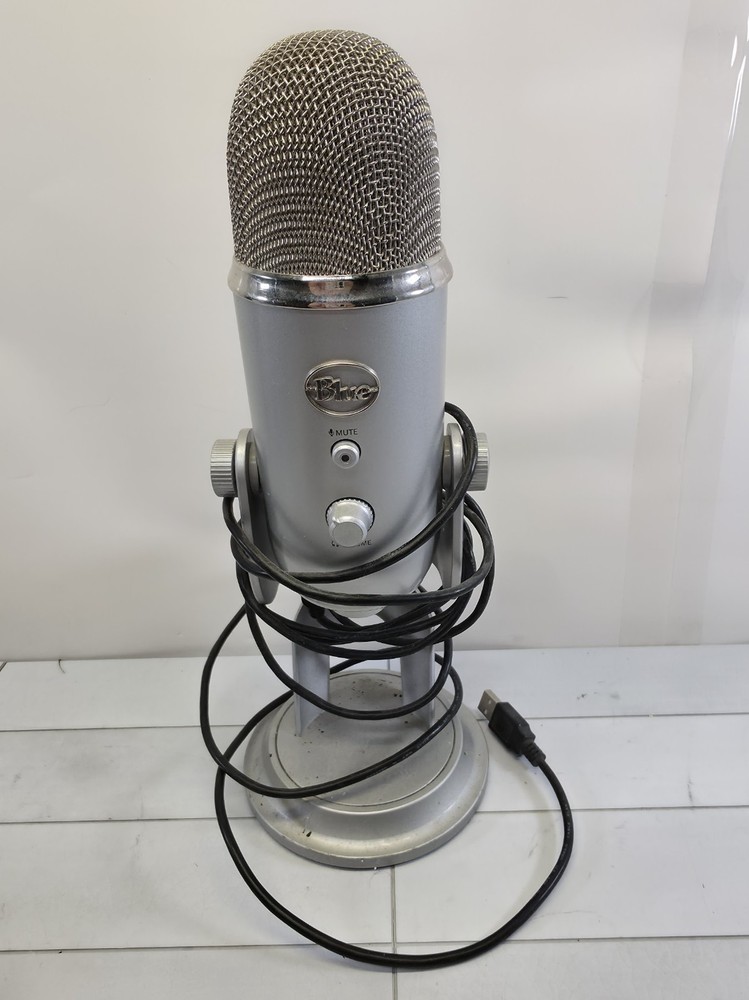 Blue Yeti USB Microphone Silver w/ Stand Podcast Streaming Recording