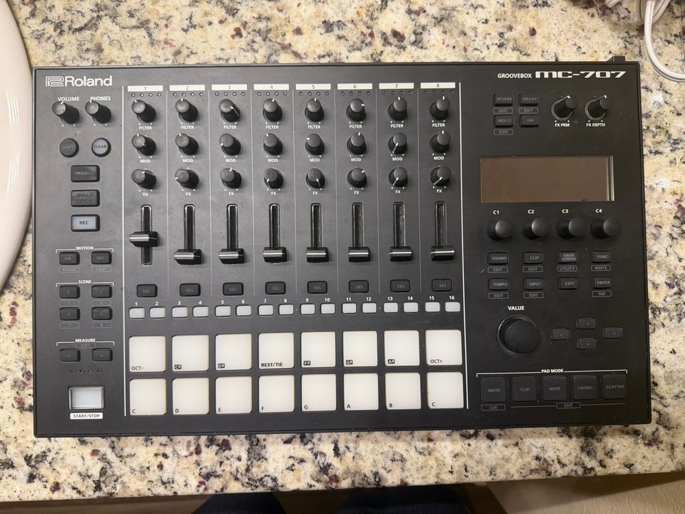 Roland MC707 Groovebox