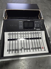 Yamaha TF3 Digital Mixer Console w/ Road Case 24ch TouchFlow Excellent