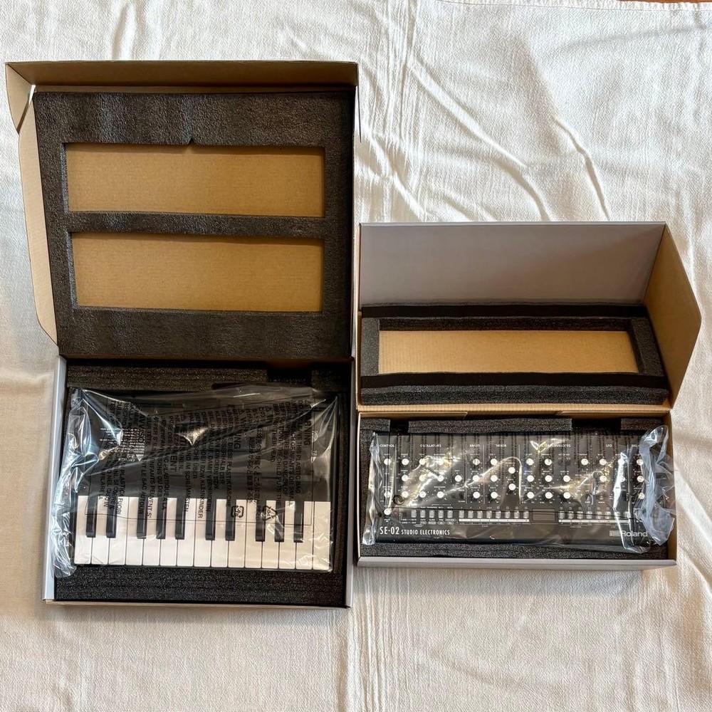 Roland SE-02 Analog Synthesizer and K-25M Keyboard Set