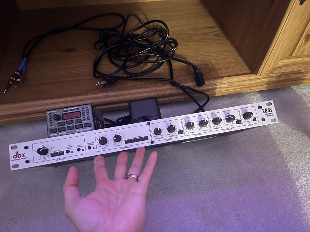 dbx 286s microphone preamp processor + Behringer Shark Fbq100