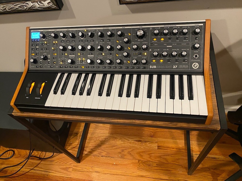 MOOG Subsequent 37 Paraphonic Analog Keyboard Synthesizer