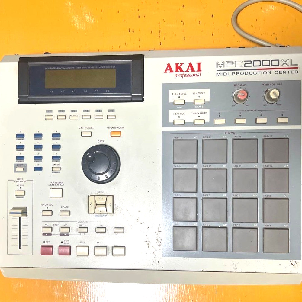 AKAI MPC2000XL MIDI Production Center Sampler Sequencer Drum Machine 16 Pads