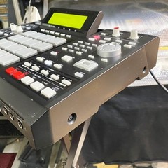 AKAI Professional MPC2500 Sampler Drum Machine 128MB DVD Drive OS 1.22 w/ Case