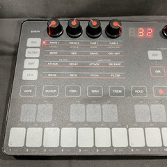 IK Multimedia Uno Synth Portable Monophonic Analog Synthesizer – Made In Italy