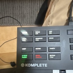 Native Instruments Komplete Kontrol M32 32-Key Keyboard Controller USB Out Pitch