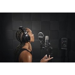 RØDE Large-Diaphragm Condenser Microphone with Shock Black NT1 Signature Series