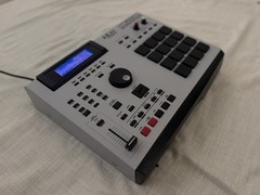 AKAI MPC 2000 XL- MCD – EB16 EFFECTS – 8 OUTPUTS – 32 MB RAM Fully Refurbished