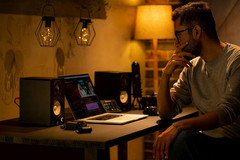 HS4 Powered Studio Monitor in Black, Pair (HS4 B)