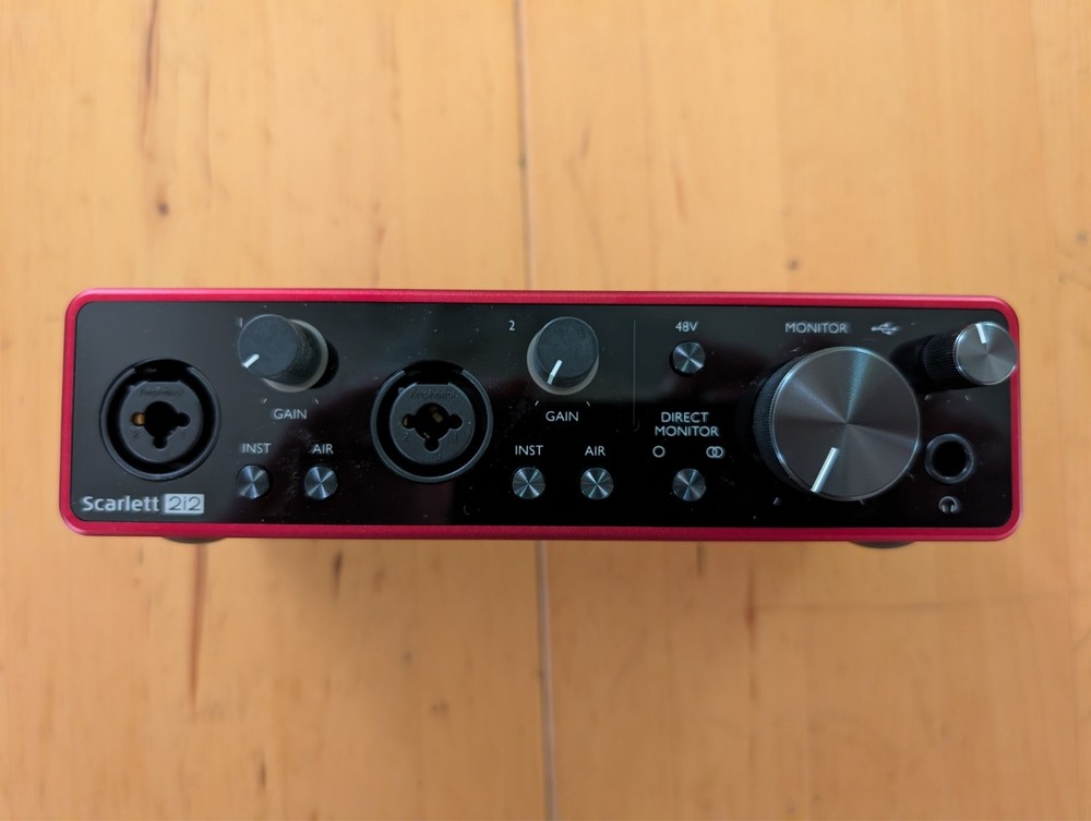 Focusrite Scarlett 2i2 2×2 Interface – 3rd Gen. – with Aproca Hard Case