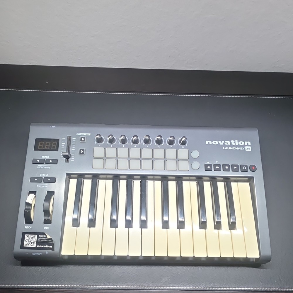 Novation Launchkey Mini Mk3 25 Mini-key Midi Keyboard Controller