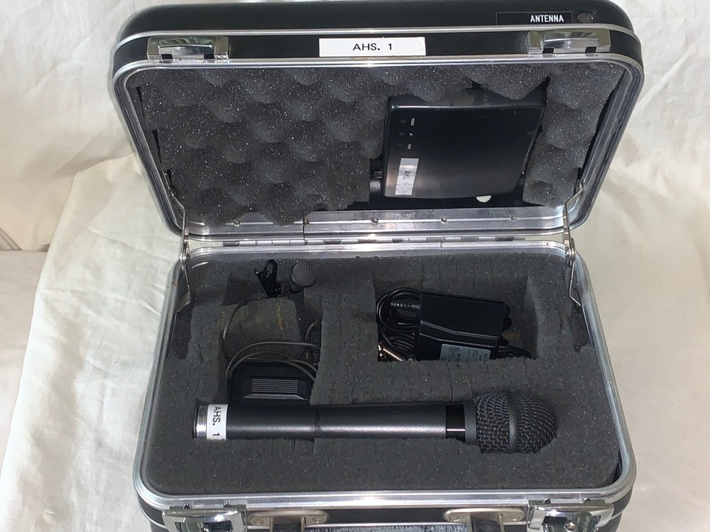 TOA WIRELESS SET Belt pack wm-370 wireless mic wm-280 & Receiver WT-780 w/Case