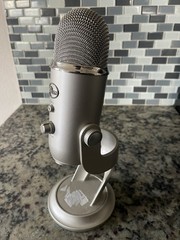 Blue Yeti USB Microphone Silver w/ Stand Podcast Streaming Recording