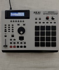 AKAI MPC 2000 XL- MCD – EB16 EFFECTS – 8 OUTPUTS – 32 MB RAM Fully Refurbished