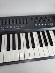 M-Audio Axiom 25-Key Semi-Weighted USB Midi Keyboard Controller No Power Cord