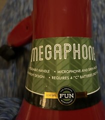 NEW – Megaphone, Microphone & Siren Modes, „C“ Battery Operated, Foldable Handle