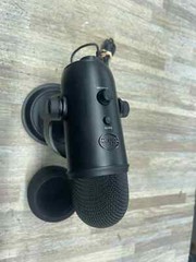 Blue Yeti Blackout Edition USB Microphone 888-000322 w/ Stand & Cord
