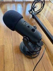 Blue Microphones Yeticaster Professional Broadcast Kit – Black