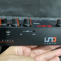 IK Multimedia Uno Synth Portable Monophonic Analog Synthesizer – Made In Italy