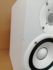 YAMAHA HS5 Powered Studio Monitor Speaker White Pair w/ Cable Tested TB01 6.0/PC