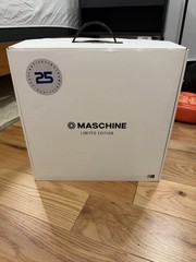 Native Instruments Maschine MK3 Limited Edition Gray Sampler & Sequencer 16-Pad