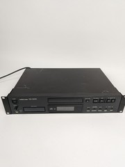 TASCAM CD-200i Rackmountable CD Player with iPod Dock – No Remote