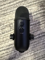 Blue Yeti Professional Multi-Pattern USB Condenser Microphone – Blackout (IL/…