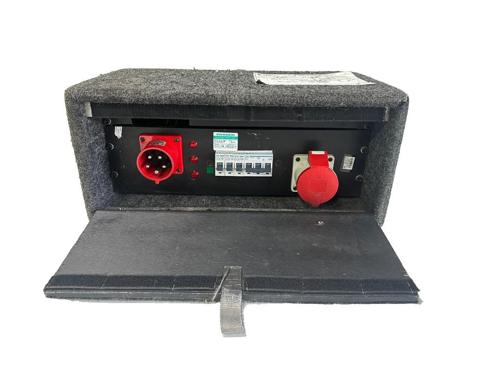 VER POWER DISTRO 32A-RED5 – 32A-BLU3 x3, 16A-RED4 x1 4RU #258 (One)THS