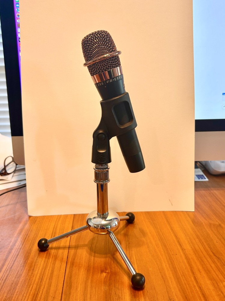 Blue Microphones enCORE 200 Cardioid Dynamic Microphone WITH Mount & Tripod
