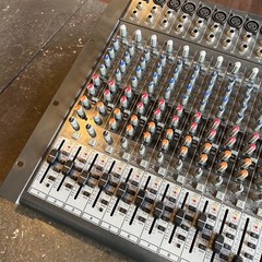 Behringer Xenyx2442FX Premium 24 input 4/2 bus Mixer