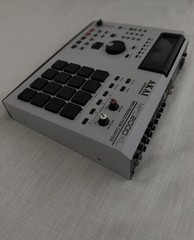 AKAI MPC 2000 XL- MCD – EB16 EFFECTS – 8 OUTPUTS – 32 MB RAM Fully Refurbished