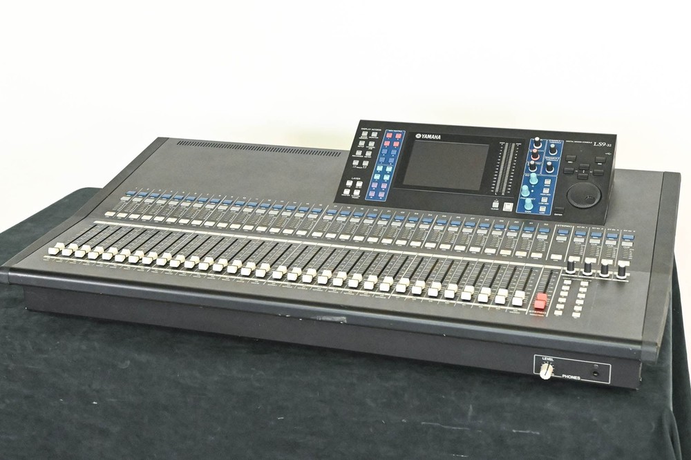 Yamaha LS9-32 32-Input Digital Mixing Console CG01B42