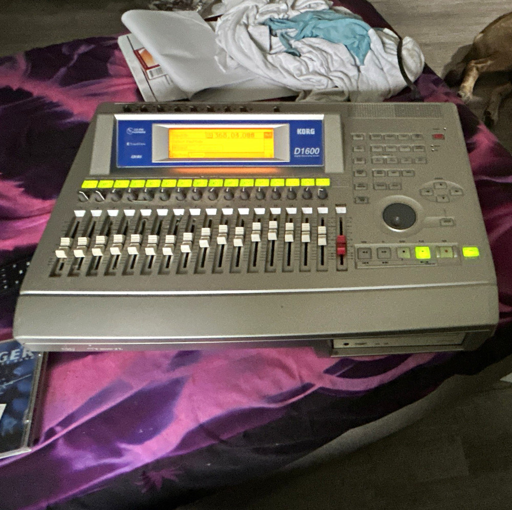 Korg D1600 Digital Recording Studio Multitrack Recorder Console/Tabletop