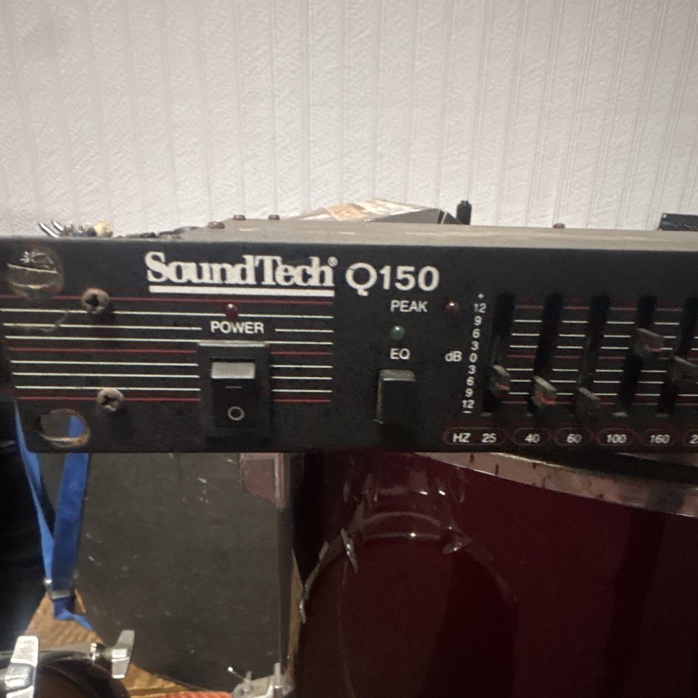 SoundTech Q150 2-Channel Graphic Equalizer Analog 1U Rack Mountable Black