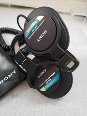 SONY Professional Sound DYNAMIC STEREO HEADPHONES MDR-7506 with Storage Pouch