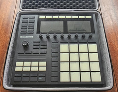 NI Native Instruments Maschine Mk3 MKIII Controller Orig. Box Plus Travel Case