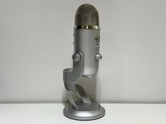Logitech Creators Blue Yeti USB Microphone – PC/MacOS – Silver 988-000103