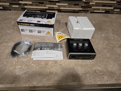 Behringer U-Phoria UM2 USB Audio Interface microphone sound preamp