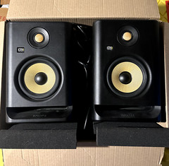 KRK ROKIT 5 G4 5″ 2-Way Active Studio Monitors w/ Isolation Pad & Cables (Pair)