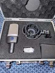 AKG C214 Large Diaphragm Condenser Microphone Wired XLR with Shock Mount & Case