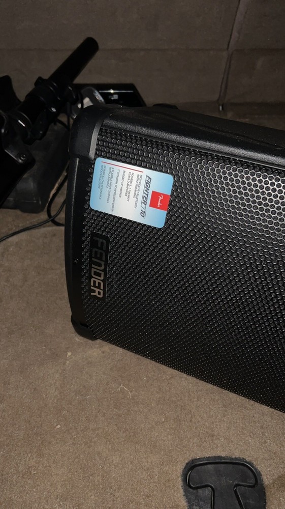 Fender Fighter 10″ 2-Way Powered Speaker And Feet