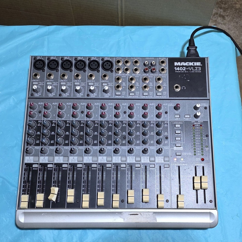 Mackie 1402 VLZ3 14-Channel Analog Mixing Console 1402VLZ3 Mixer U269151