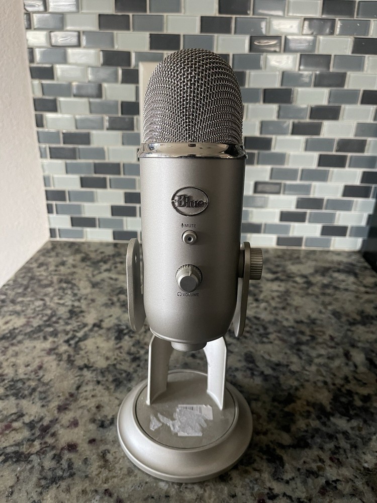 Blue Yeti USB Microphone Silver w/ Stand Podcast Streaming Recording