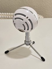 Blue Snowball ICE Plug ’n Play USB Wired White Microphone With Stand, Used.
