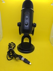 Logitech for Creators – Blue Yeti Premium Multi-Pattern USB Condenser Microphone