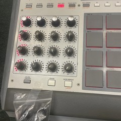 Akai MPC Renaissance Sampler & Sequencer Pad Triggers Built-in Effects 16 Pads