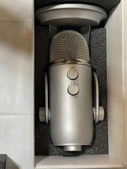 Blue Yeti USB Microphone Gaming Silver WITH BOX – Pre owned