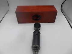 Blue Microphone A00111 – Blackout Spark Condenser Microphone w/ Wood Box